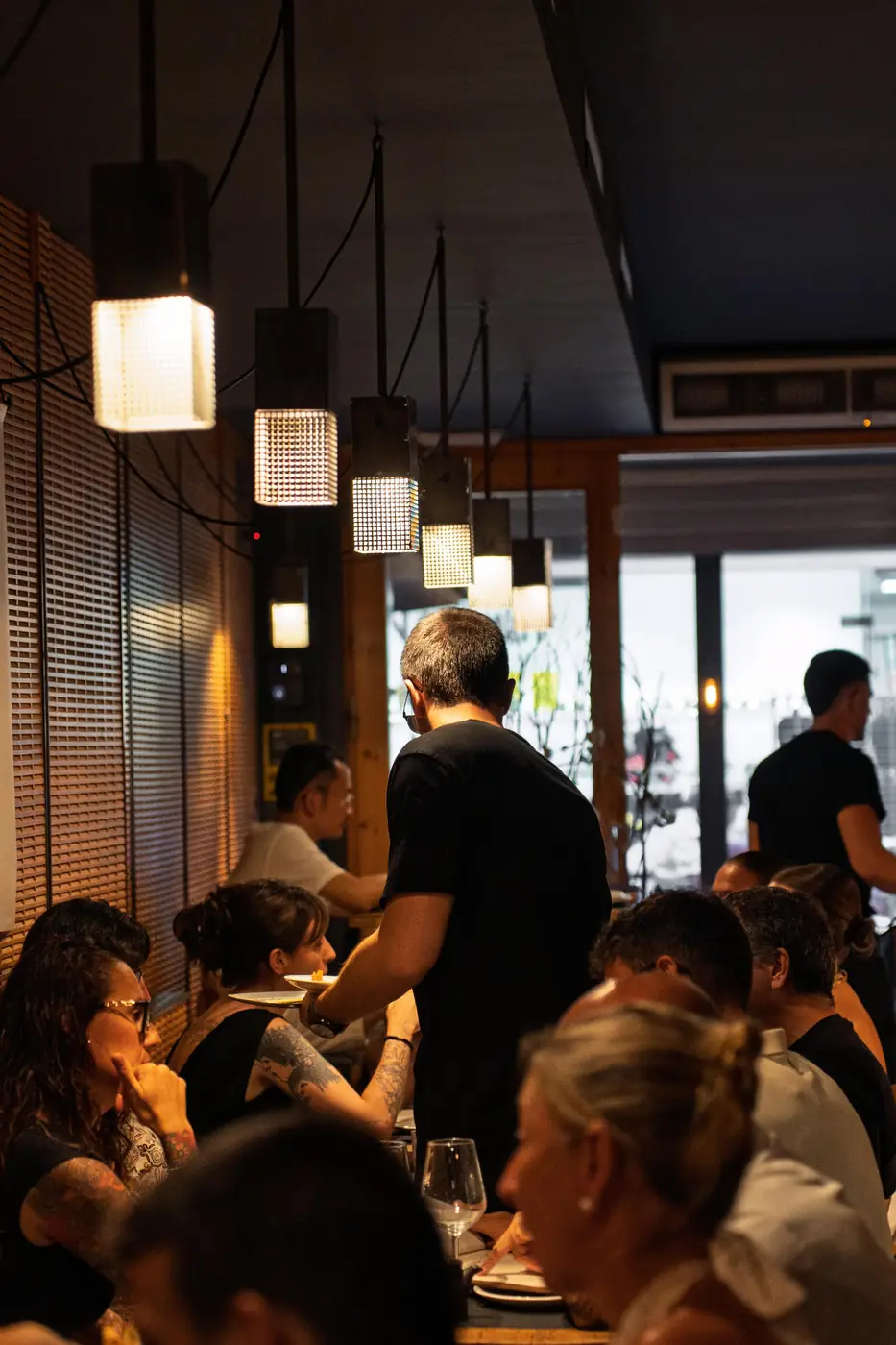 Interior del restaurante 220 Sushi con clientes